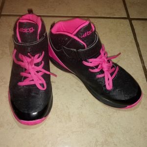 Girl's basketball shoes